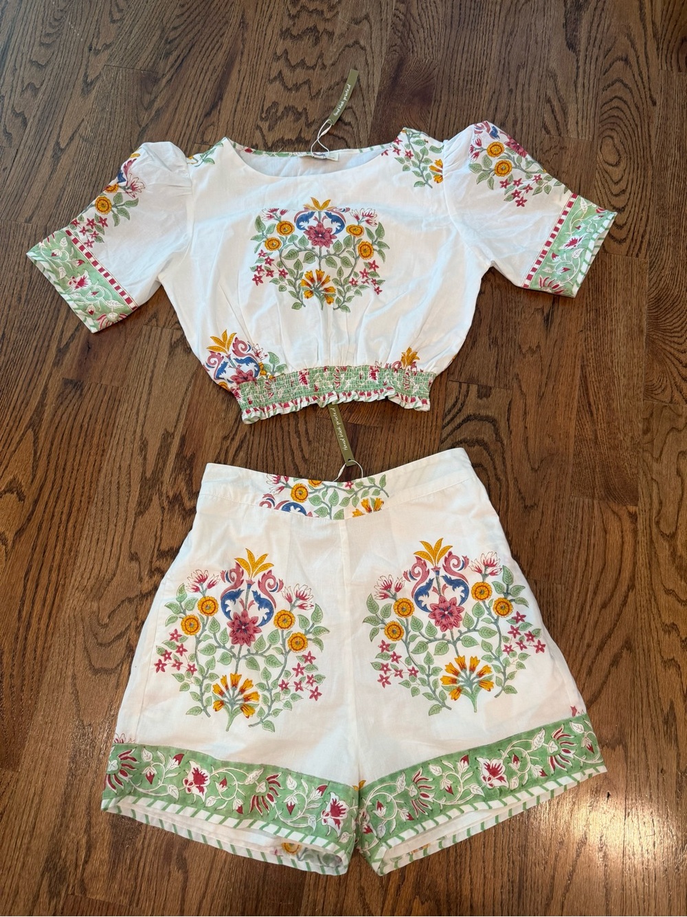 New Women’s Set white floral puff-sleeve crop top and matching shorts size small